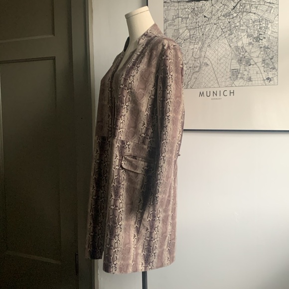 Blank NYC, Faux suede jacket, python pattern in taupe and black. - Picture 5 of 9